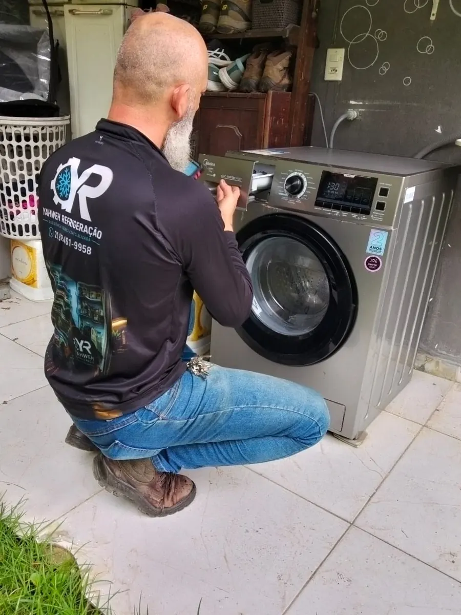 Técnico da Yahweh Refrigeração verificando lava e seca Midea de abertura frontal